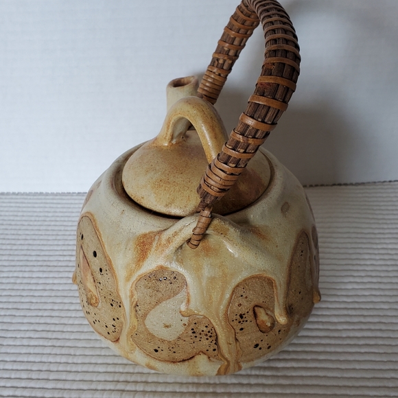 Handmade Studio Pottered Teapot Vintage Art Pottery Brown Beige Signed VB 32oz - Picture 2 of 11